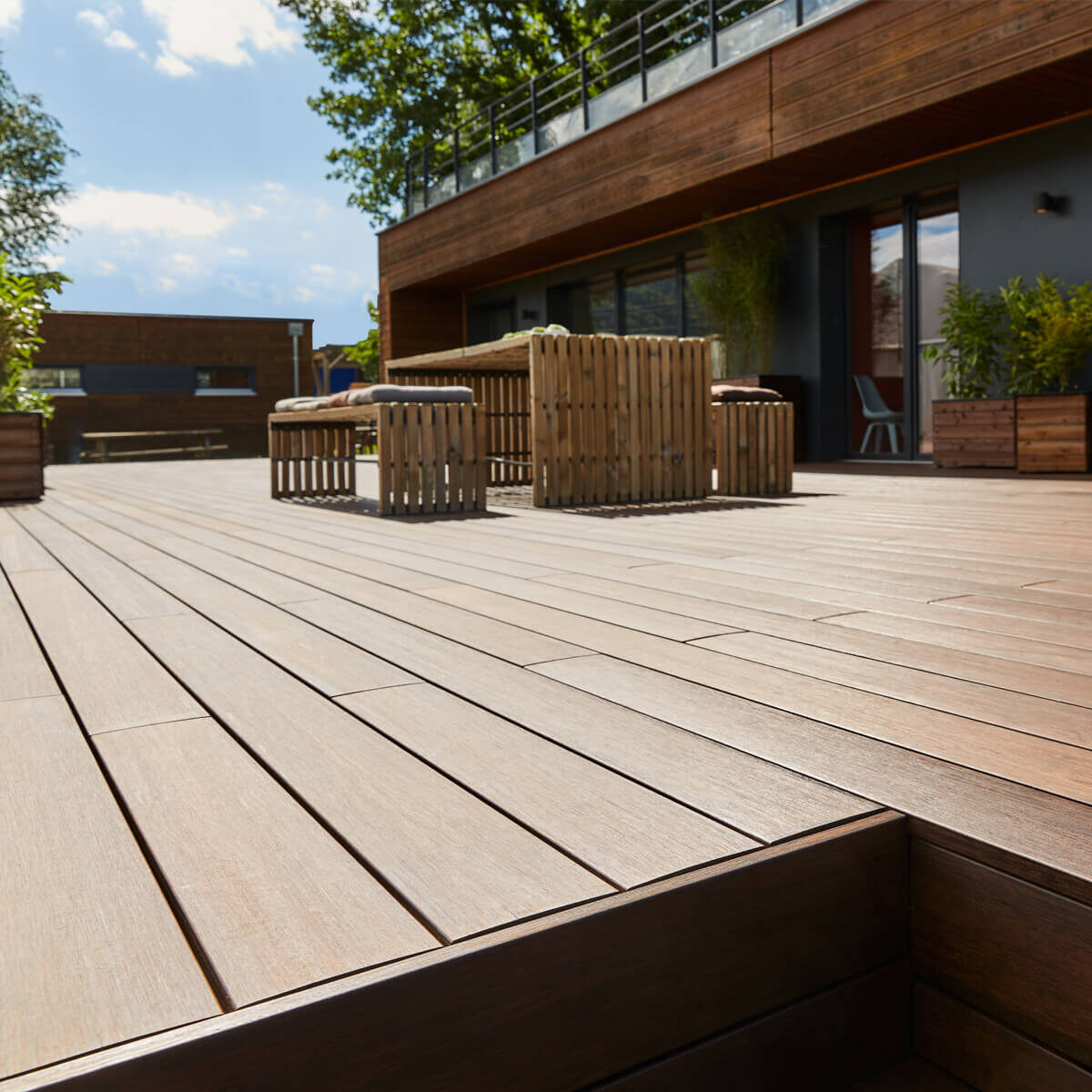 Lames de terrasse en bois ajustées avec le système de fixation invisible Grad