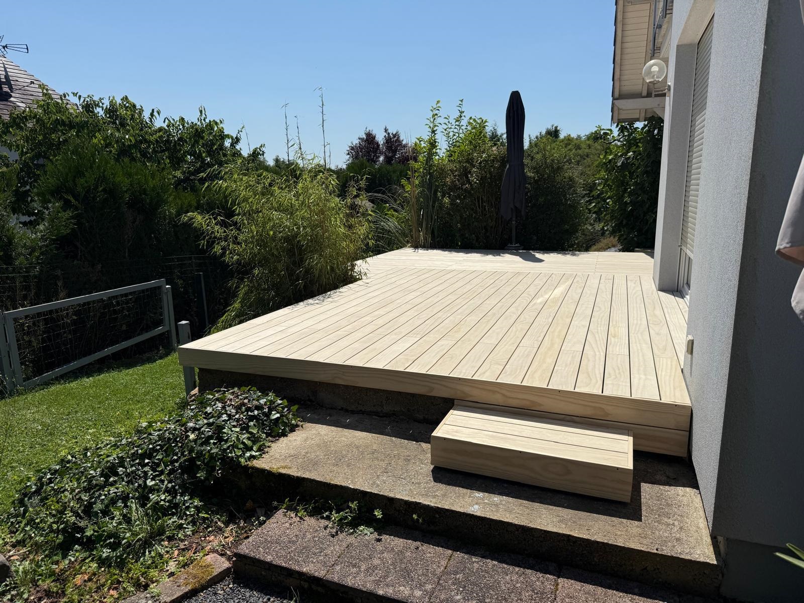 Terrasse en bois clair Accoya naturel jouxtant une maison à Thionville