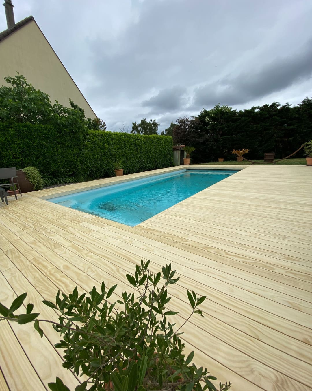 Terrasse en bois massif Accoya naturel au bord d'une piscine à Wittenheim