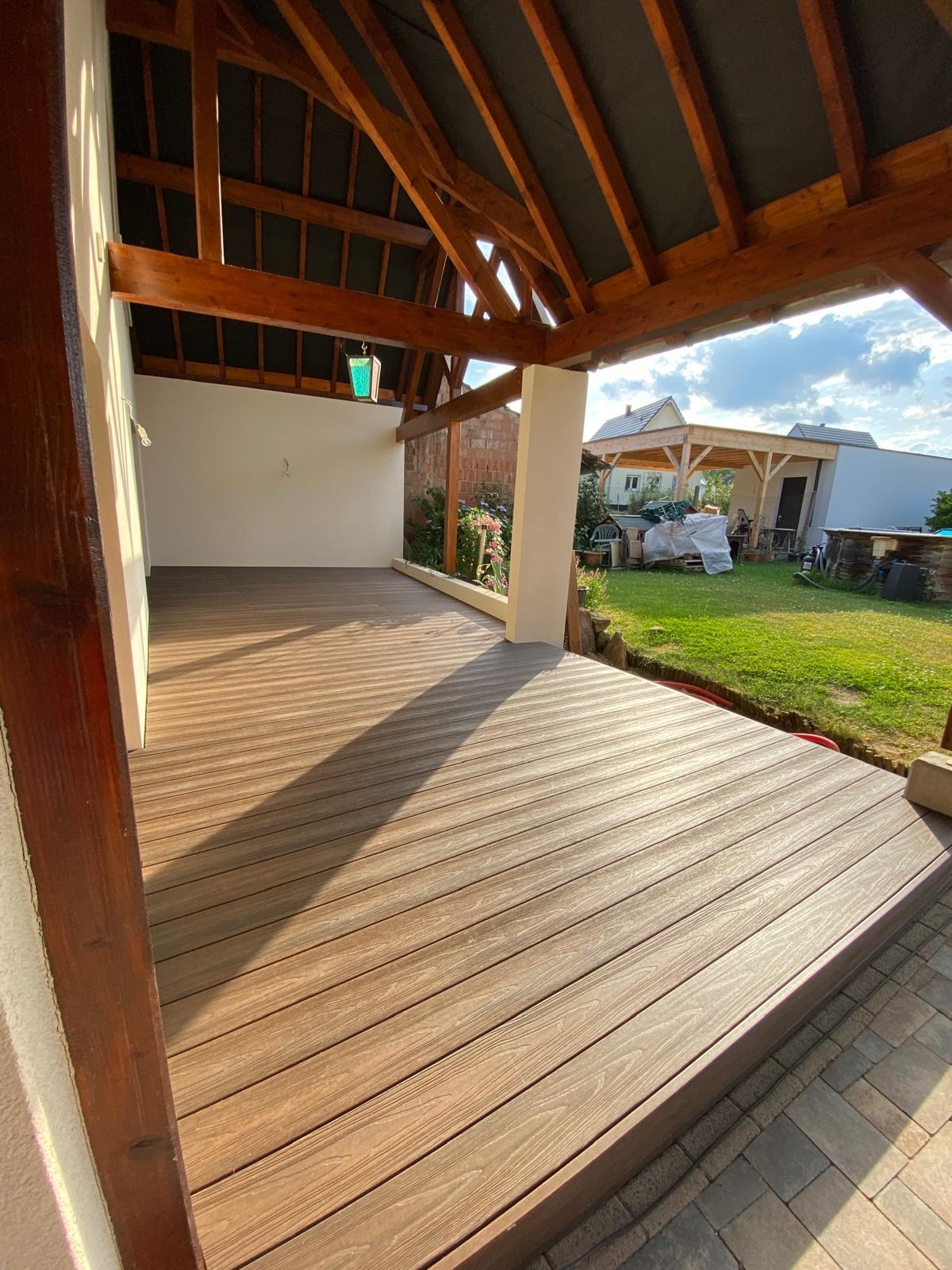 Terrasse en bois composite Nekko brun de 35m² sous pergola à Gries