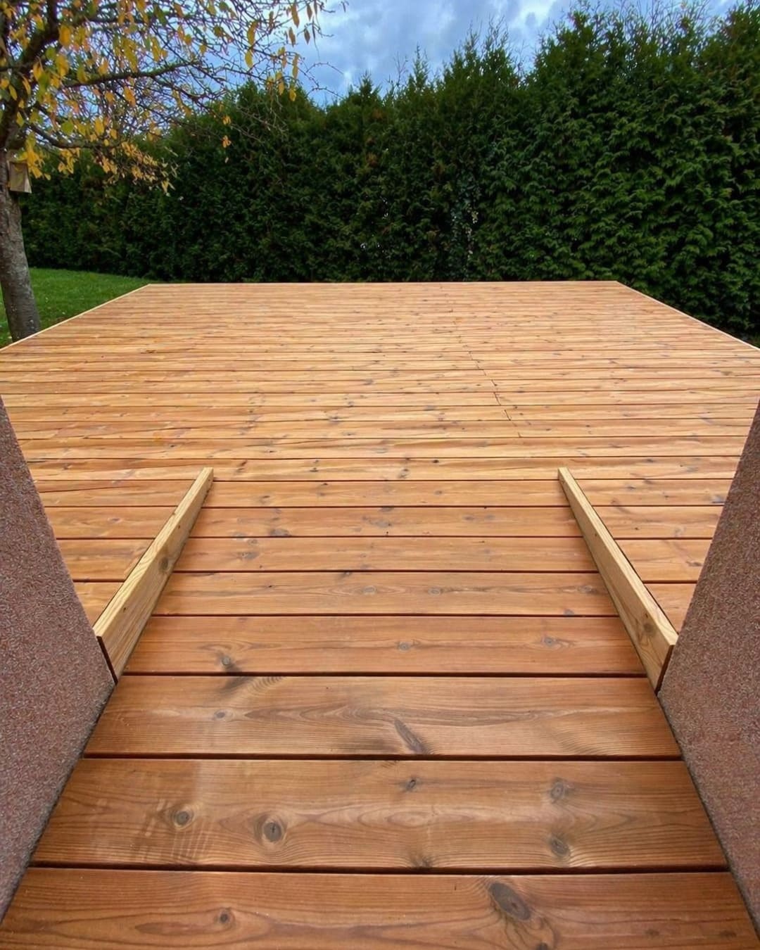 Terrasse en bois Thermopin suspendue avec garde-corps à Niederbronn-les-Bains