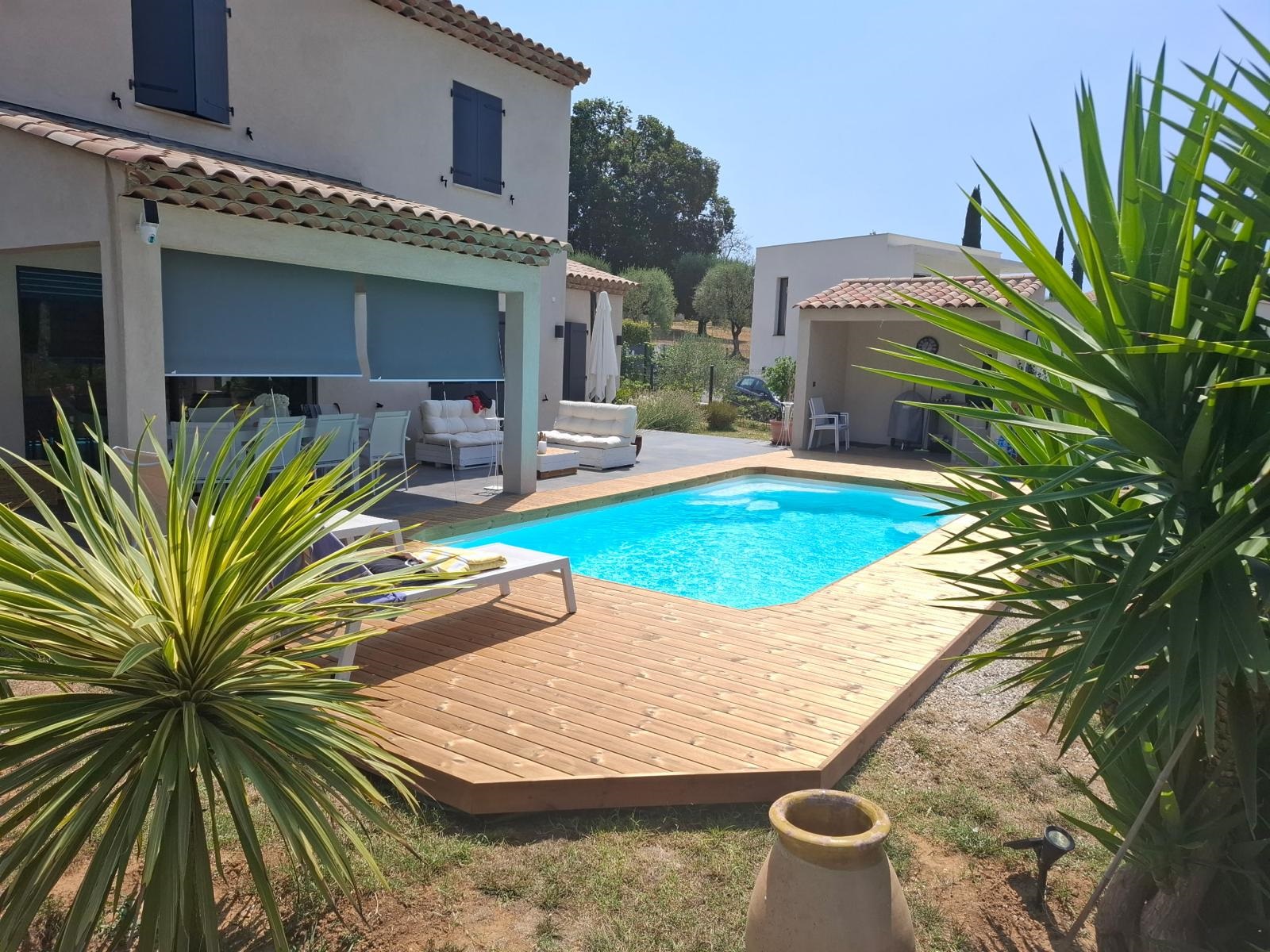 Terrasse en bois Thermopin de 33m² autour d'une piscine à Vence par Finay Terrasse