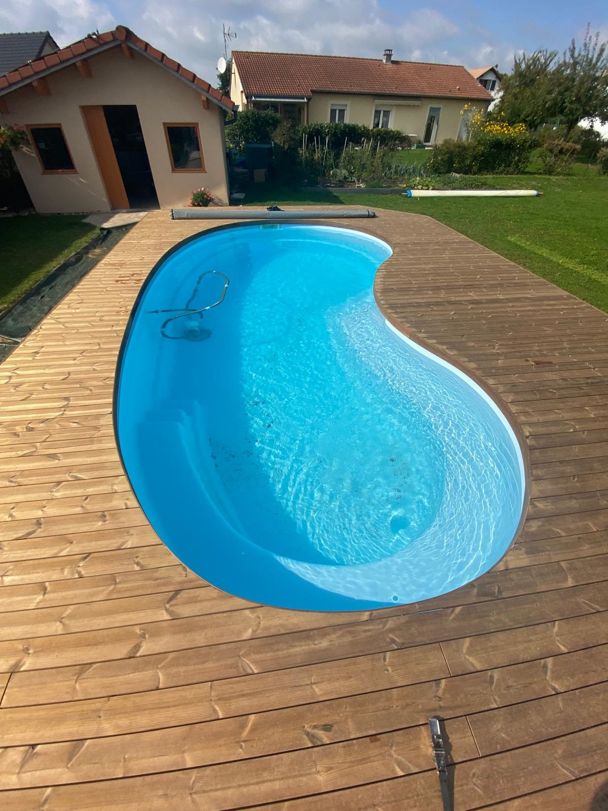 Plage de piscine courbe en bois Thermopin 39m² posée sur rails Grad à Vittoncourt