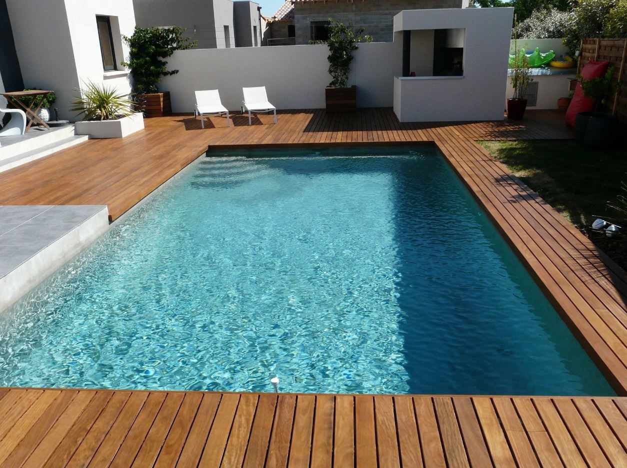 Plage de piscine en bois Kebony 40m² avec clips invisibles Grad